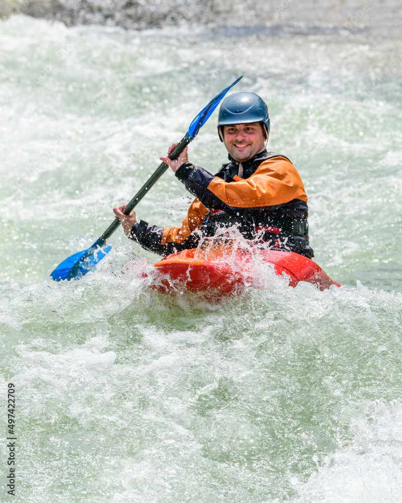 Fototapeta premium Spass im Kajak auf einer Wildwasser-Slalomstrecke 