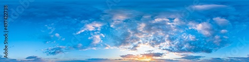 360 Grad Panorama mit stimmungsvollem Abendhimmel bei tiefstehender Sonne - Verwendung in 3D-Grafiken als Himmelskuppel, Nachbearbeitung von Drohnenaufnahmen