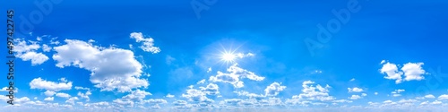 Nahtloses Panorama mit leicht bewölktem Himmel - 360-Grad-Ansicht mit schönen Cumulus-Wolken zur Verwendung in 3D-Grafiken als Himmelskuppel oder zur Nachbearbeitung von Drohnenaufnahmen