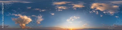 Nahtloses Panorama mit blauem Abendhimmel 360-Grad-Ansicht mit schönen Wolken, untergehender Sonne - zur Verwendung in 3D-Grafiken als Himmelskuppel oder zur Nachbearbeitung von Drohnenaufnahmen 