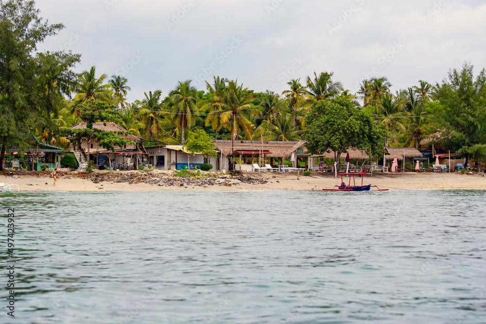 Obraz premium White sand beach and boats in the water on the beautiful Gili Meno island, Bali, Indonesia