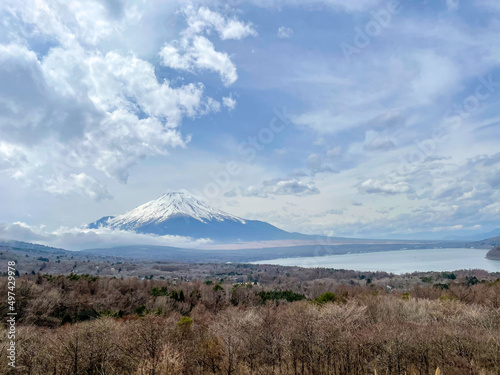 山梨県山中湖村のパノラマ台からの富士山と山中湖 © Kazu8