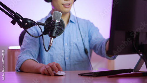 ライブ配信で雑談する男性動画配信者