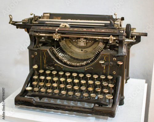 Antigua máquina de escribir de principios del siglo XX