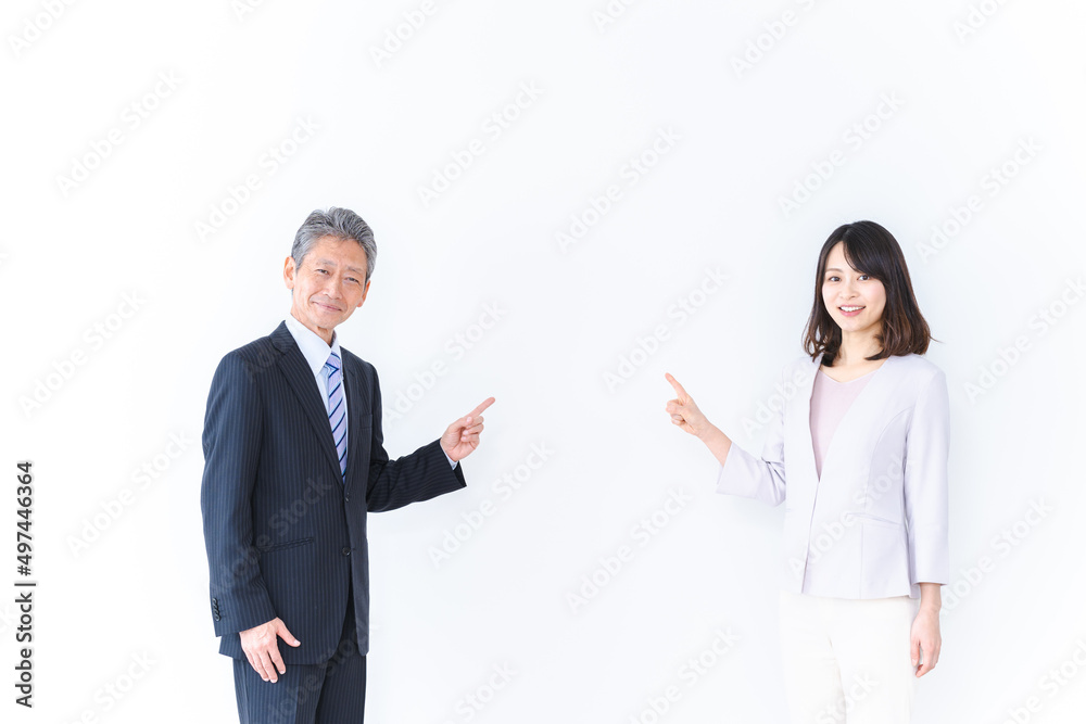 おすすめを指差す上司と社員 おすすめを指差す上司と社員