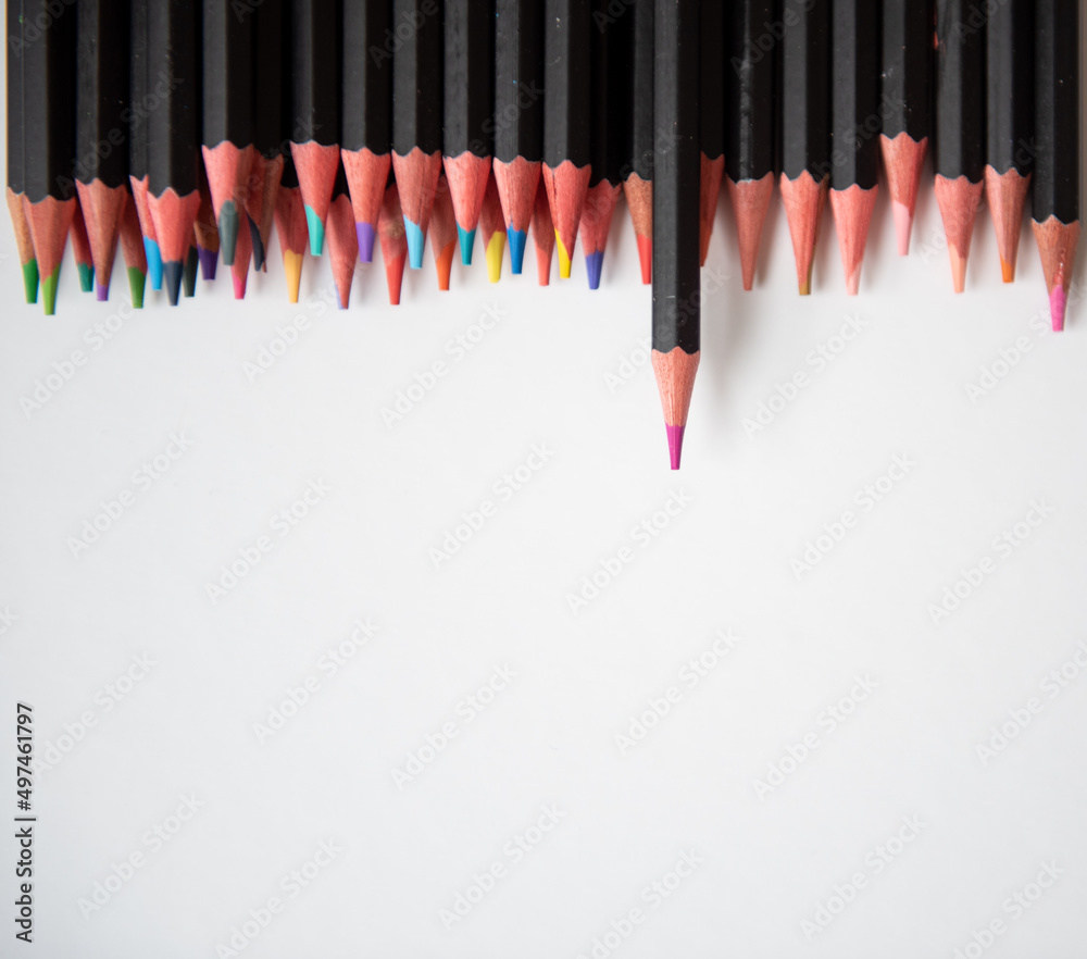 Crayons de couleur sur un fond blanc avec de l'espace vide - coloriage et créativité Crayons de couleur sur un fond blanc avec de l'espace vide - coloriage et créativité