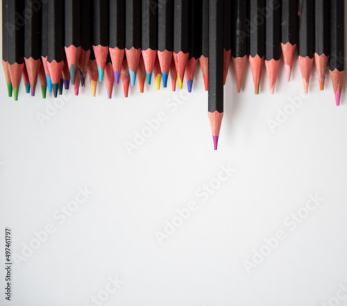 Fototapeta Naklejka Na Ścianę i Meble -  Crayons de couleur sur un fond blanc avec de l'espace vide - coloriage et créativité