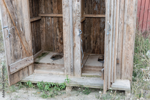 Foto Dirty wooden toilet at a construction site
