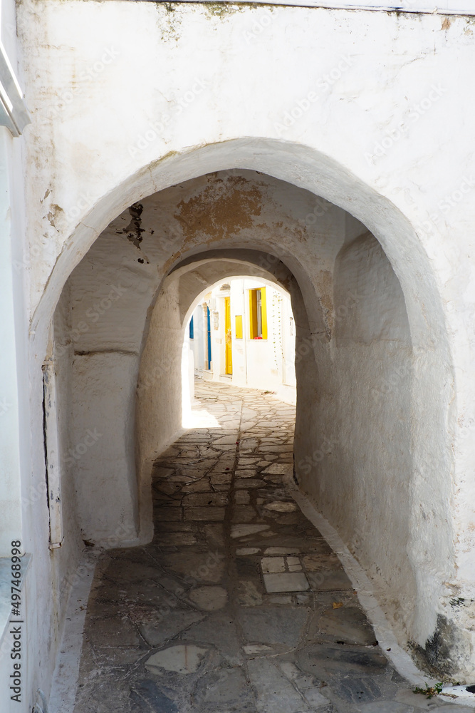 One of the charms of the Cyclades (here, in Pyrgos on the island of Tinos), in the heart of the Aegean Sea, are the narrow streets: white houses, colorful doors, flowery balconies and cobbled streets