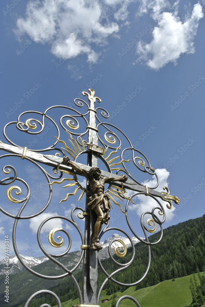 eisenkruzifix auf dem friedhof in neustift himmel eisenkruzifix auf dem friedhof in neustift himmel