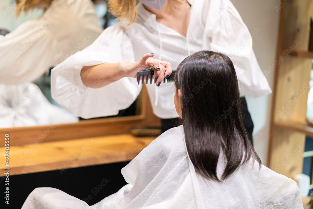 美容室でヘアカットをする女の子 美容室でヘアカットをする女の子