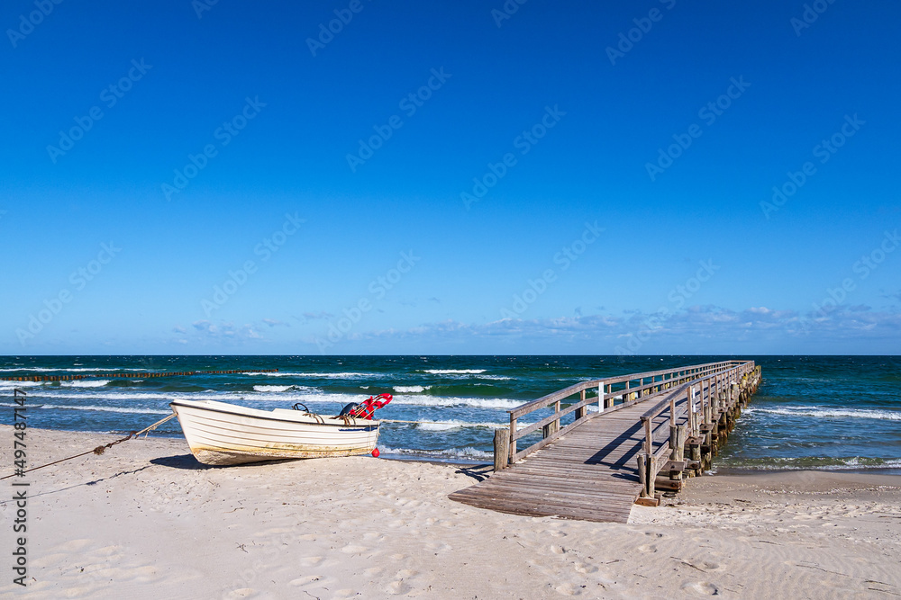 Fischerboot an der Ostseeküste bei Zingst auf dem Fischland-Darß Fischerboot an der Ostseeküste bei Zingst auf dem Fischland-Darß
