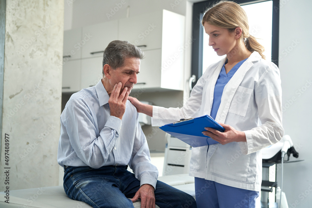 Obraz premium Caucasian senior man gets bad news from doctor