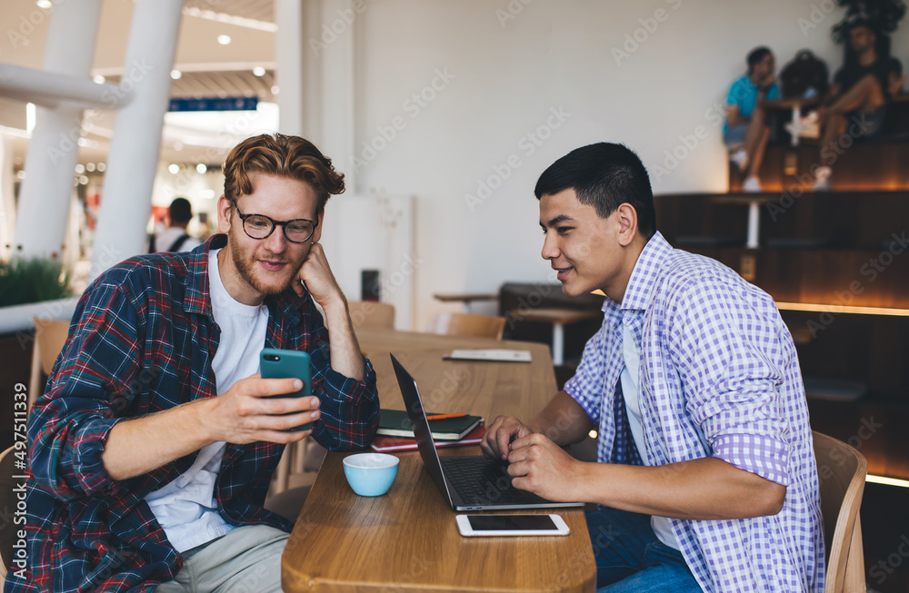 Obraz premium Multiracial business men working in office space