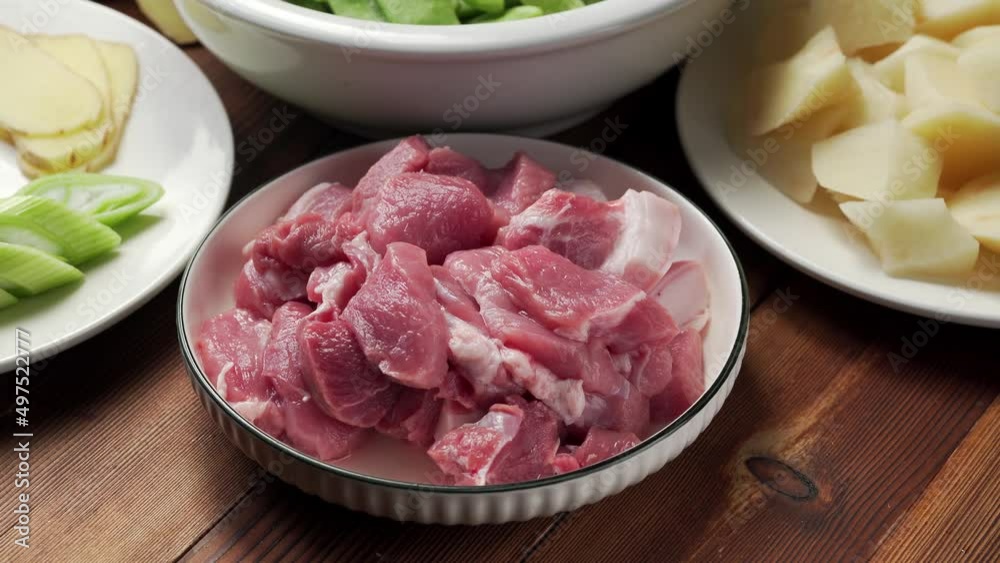 The local characteristic stew of Northeast China, the cooking process of potatoes and lentils The local characteristic stew of Northeast China, the cooking process of potatoes and lentils