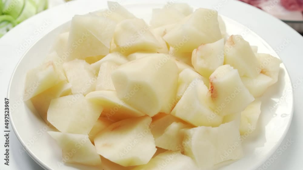 The local characteristic stew of Northeast China, the cooking process of potatoes and lentils The local characteristic stew of Northeast China, the cooking process of potatoes and lentils