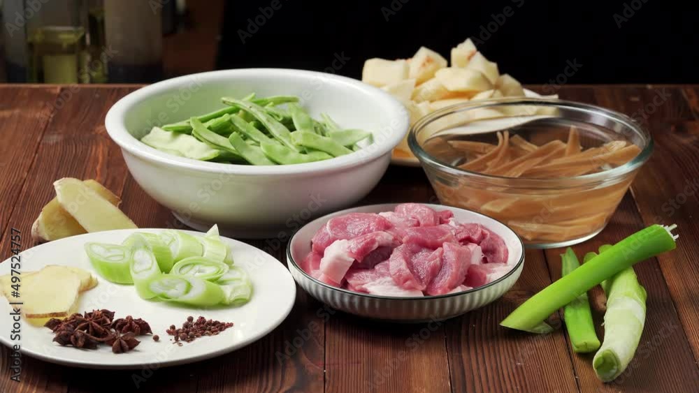 The local characteristic stew of Northeast China, the cooking process of potatoes and lentils The local characteristic stew of Northeast China, the cooking process of potatoes and lentils