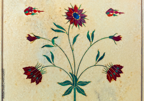 Fotótapéta Beautiful inlaid decorative flower created with semi precious stones on white marble panel on column in the Hall of Private Audience (Diwan I Khas) of Red Fort