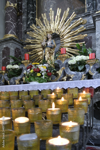 madonna mit jesuskind im strahlenkranz  in der pfarrkirche in ne photo