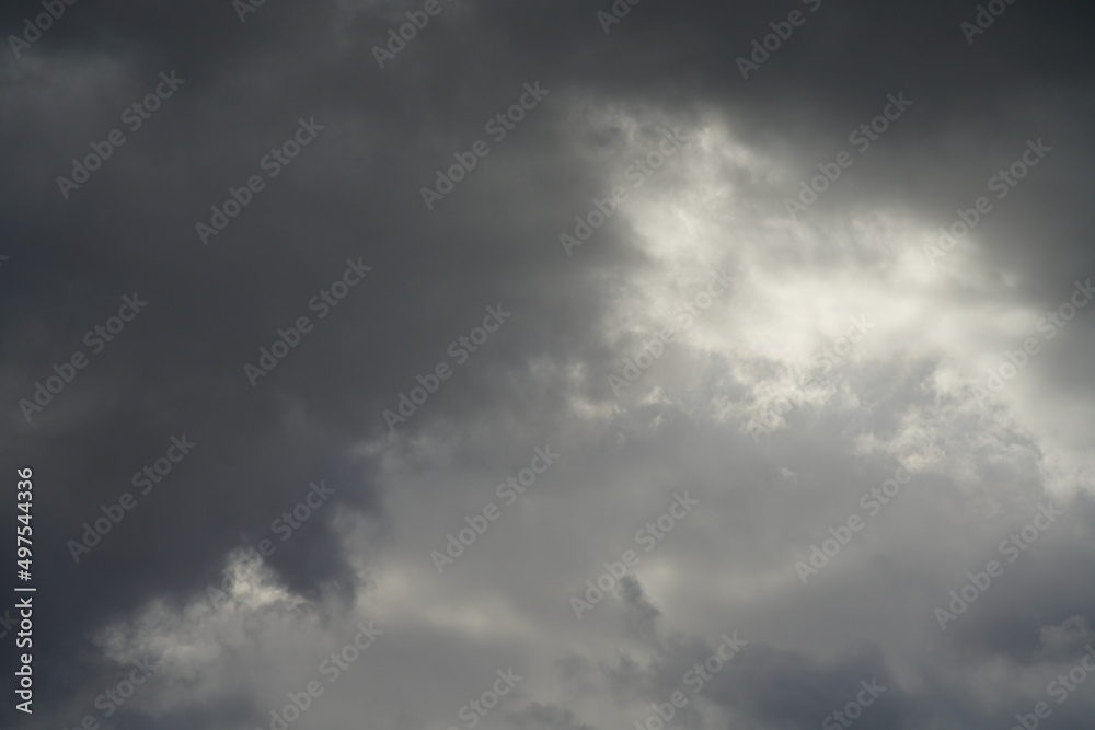 Helles Licht, Sturm in Form von dichten Wolken mit ein wenig Licht der scheinenden Sonne Helles Licht, Sturm in Form von dichten Wolken mit ein wenig Licht der scheinenden Sonne
