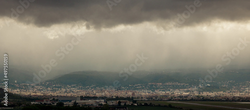 ville de Clermont Ferrand en auvergne sous un ciel orageux photo