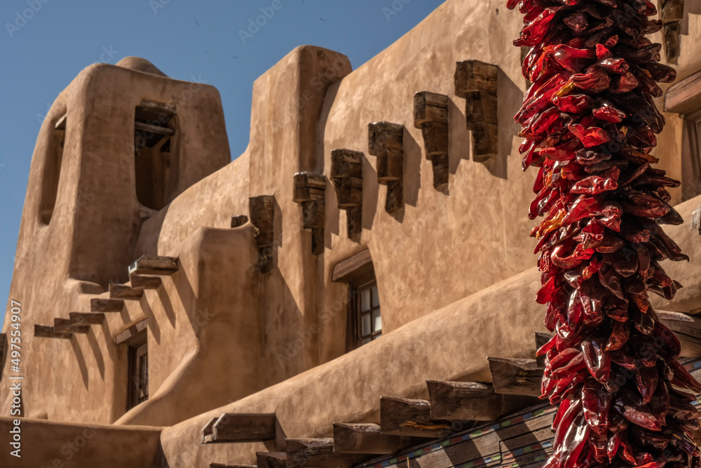 Obraz premium Adobe & red chili peppers; Santa Fe; New Mexico 