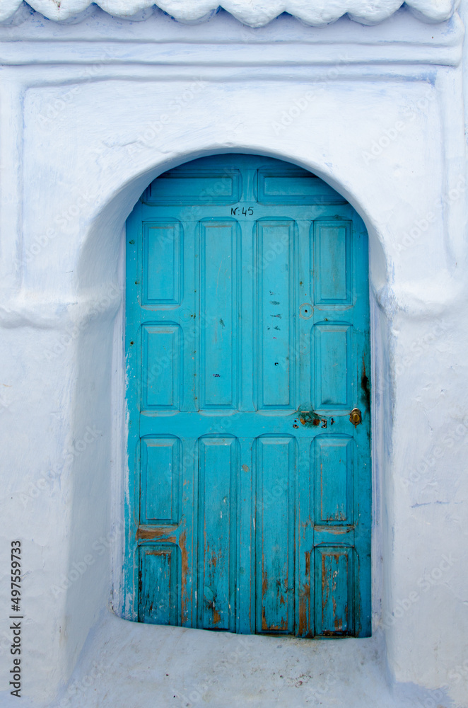 Puertas azules típicas del pueblo árabe de Chaouen en Marruecos