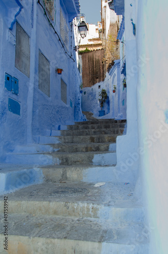 Calle con escaleras en Chaouen, Marruecos, turismo en pueblo azul encalado © Isaac