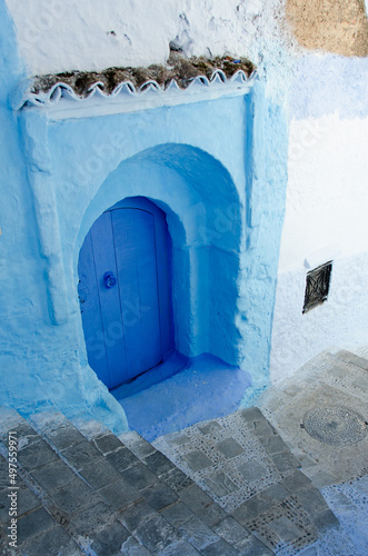 Calle con escaleras en Chaouen, Marruecos, turismo en pueblo azul encalado © Isaac