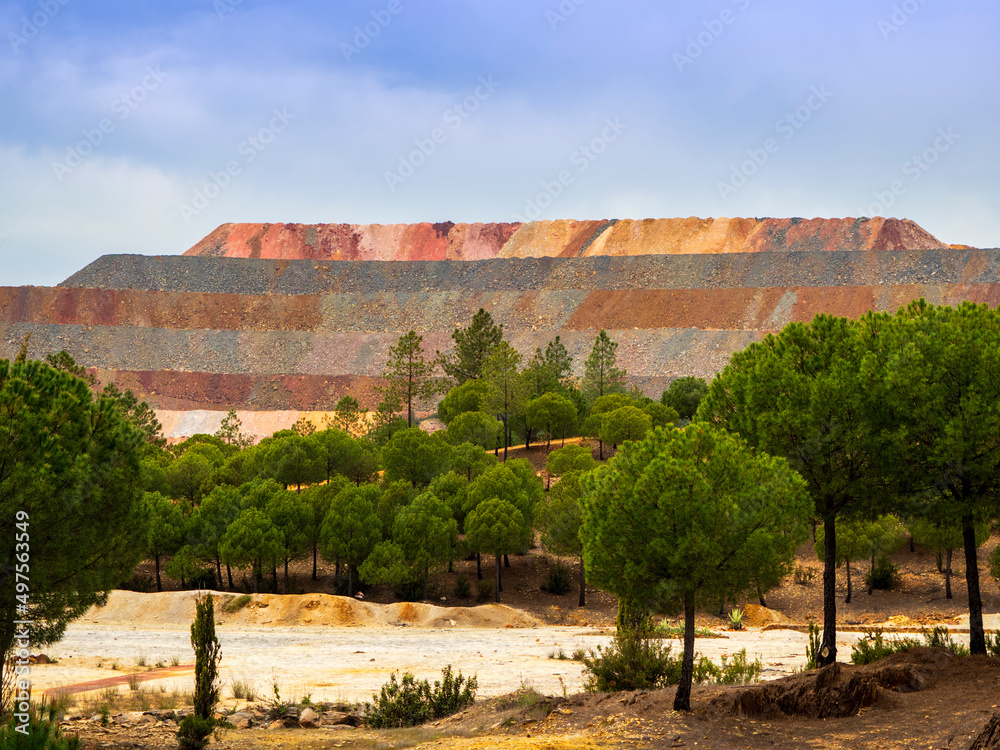 Acumulacion de distintos minerales en la mina de Peña de Hierro en Huelva