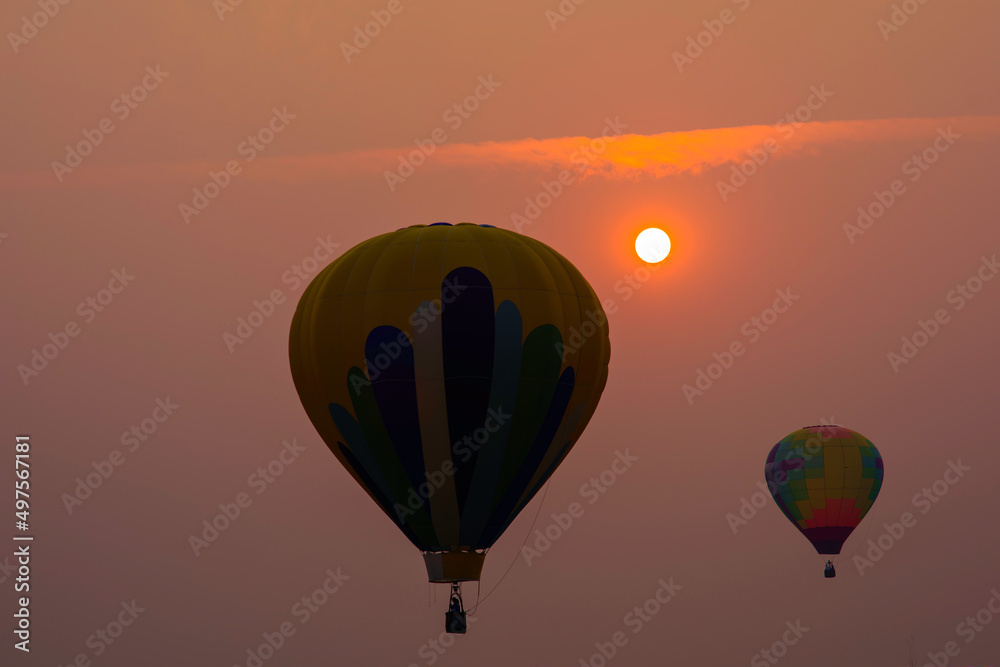 Fototapeta premium hot air balloon at sunset