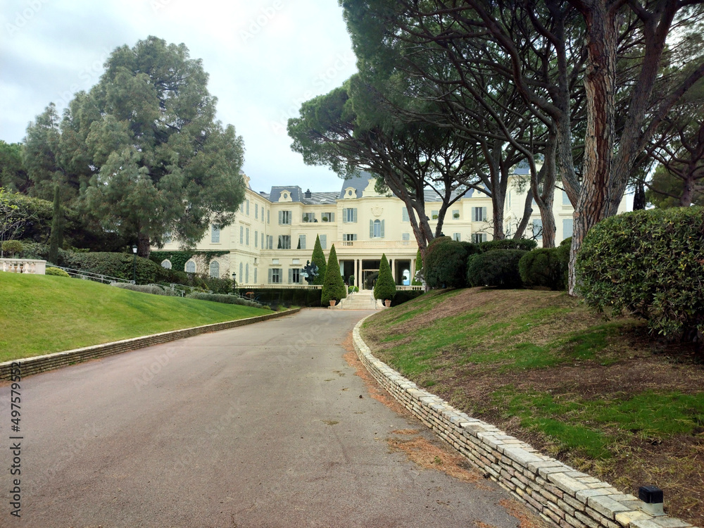 Obraz premium Belle demeure de la Côte d'Azur au fond d'un parc