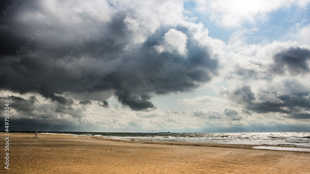 Piękne morze Bałtyckie, duże fale rozbijające się o brzeg skał, falochrony i mola. Spacer brzegiem plaży latające mewy, statki pasazerskie. Piękne morze Bałtyckie, duże fale rozbijające się o brzeg skał, falochrony i mola. Spacer brzegiem plaży latające mewy, statki pasazerskie.