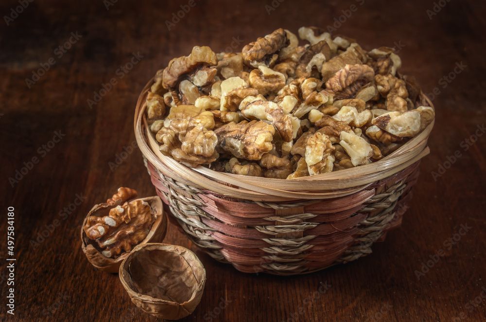 Obraz premium walnuts and kernels in a basket