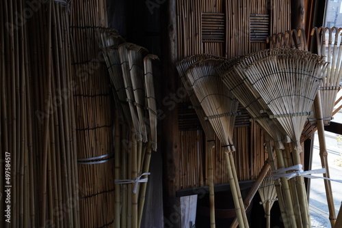 倉に積んである竹ほうきの束、日本の清掃道具