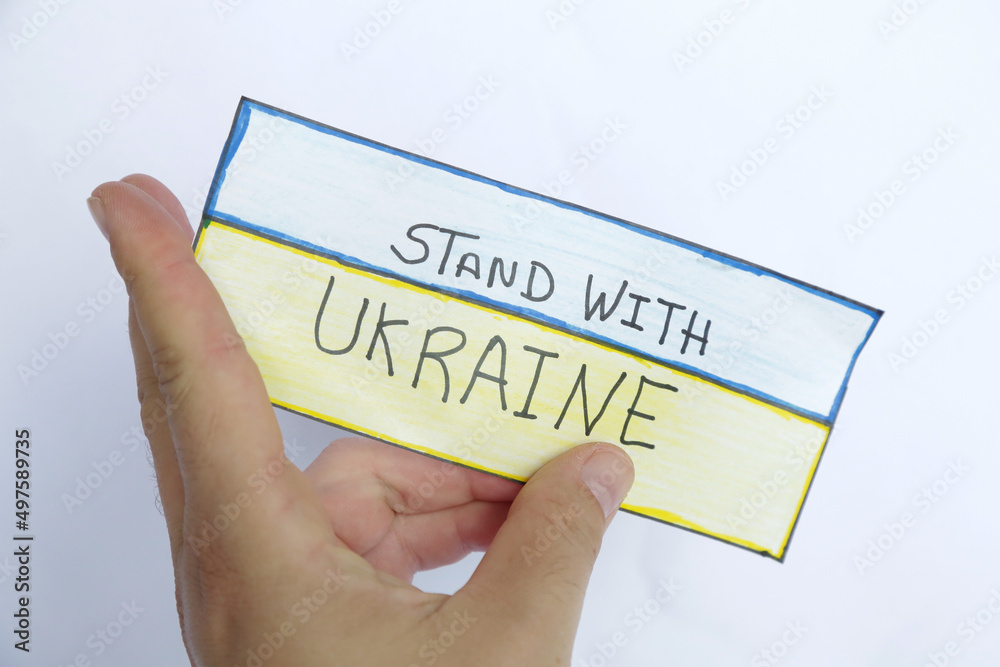 Frase ficar com a ucrania na cores da bandeira azul e amarela num violão.
Frase ficar com a ucrania na cores da bandeira azul e amarela num violão.