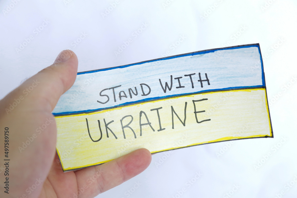 Frase ficar com a ucrania na cores da bandeira azul e amarela num violão.
Frase ficar com a ucrania na cores da bandeira azul e amarela num violão.