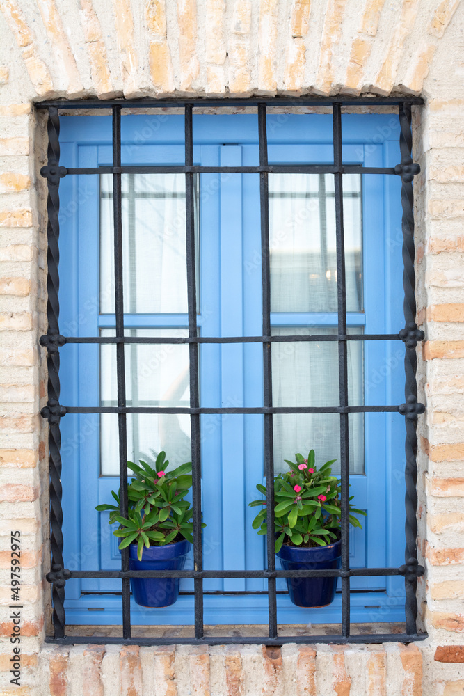 Obraz premium View on old part of Cordoba, San Basilio quarter with white houses and flowers pots