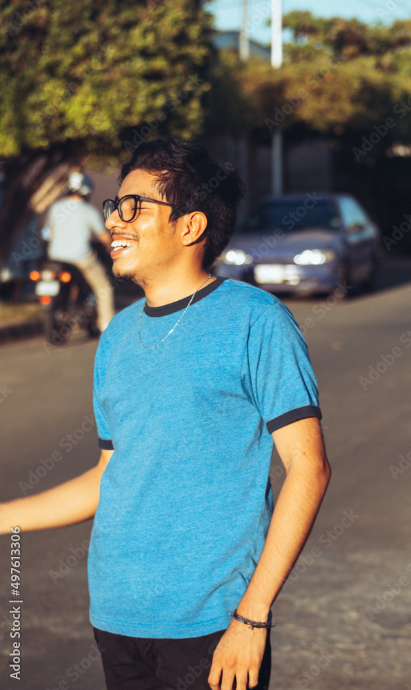 Chico latino sonriente en una tarde soleada de verano en nicaragua Chico latino sonriente en una tarde soleada de verano en nicaragua