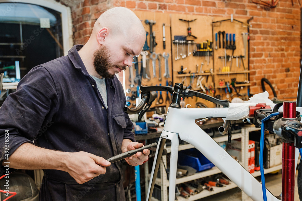 The man installs the fork