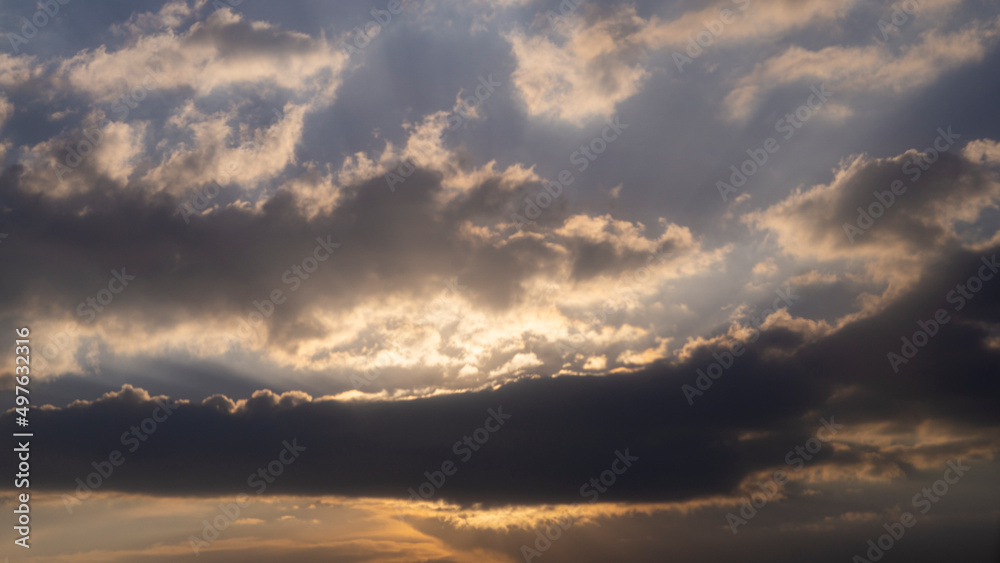 Cielo atardeciendo en tonos morados y amarillos Cielo atardeciendo en tonos morados y amarillos
