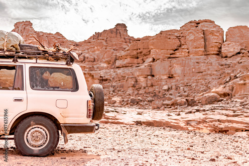 Valokuva Rear side view of a 4x4 car loading package and wood in the Sahara desert of Tadrart Rouge