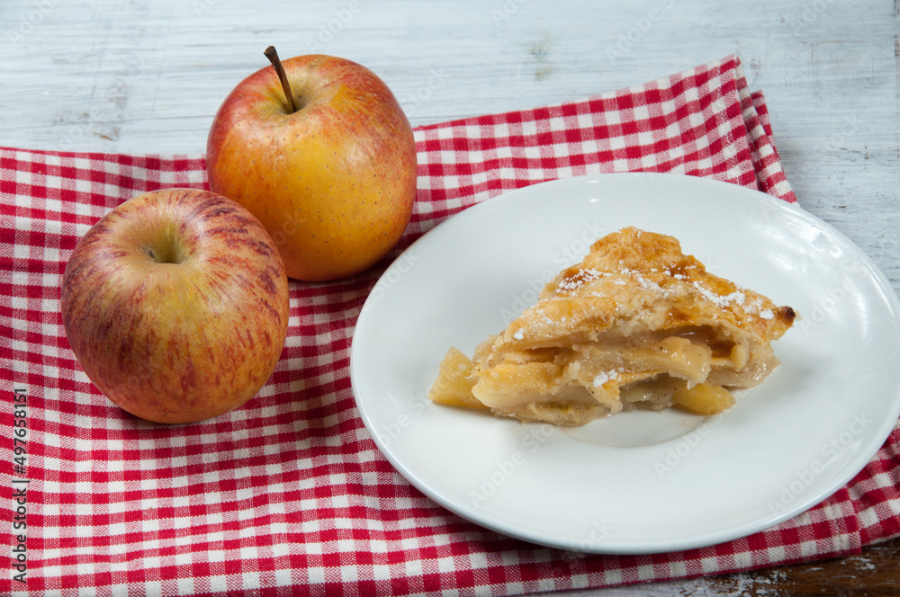 apple pie with apples on the table apple pie with apples on the table
