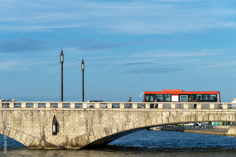 新潟市を流れる信濃川に架かる萬代橋の上をいう人とバス