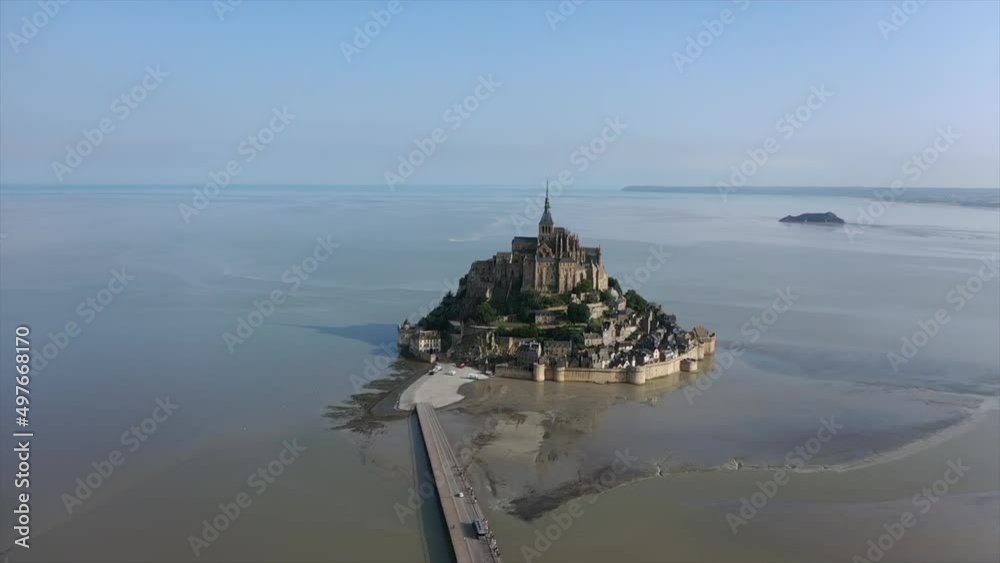 Drohnenaufnahme, Drohnenflug zum historischen Kloster Le Mont Saint Michel mit Blick auf die Salzwiesen und den Zufahrtsdamm im Morgenlicht, Pontorson, Département Manche, Normandie, Frankreich