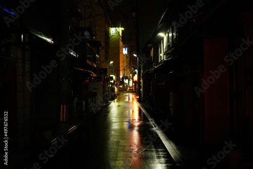 雨上がりの夜の市街地の路地 © bocco
