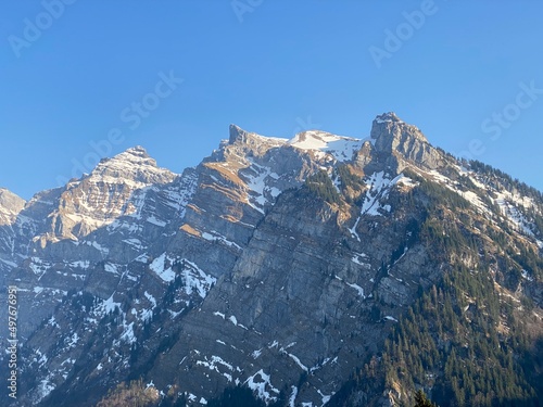 The alpine mountain range Glärnisch in the Swiss massif of Glarus alps and over the Klöntalersee reservoir lake (Kloentalersee or Klontaler lake) - Canton of Glarus, Switzerland (Schweiz) © Mario