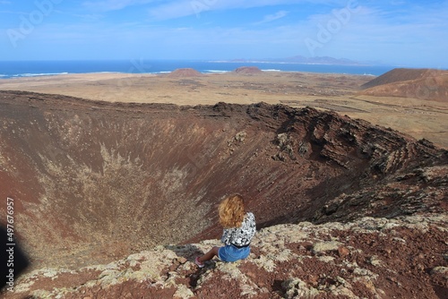 Kobieta na skraju krateru wulkanu, Fuerteventura