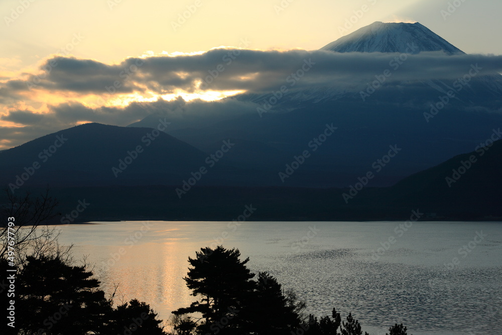 本栖湖からの富士山の日の出