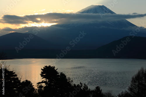 本栖湖からの富士山の日の出